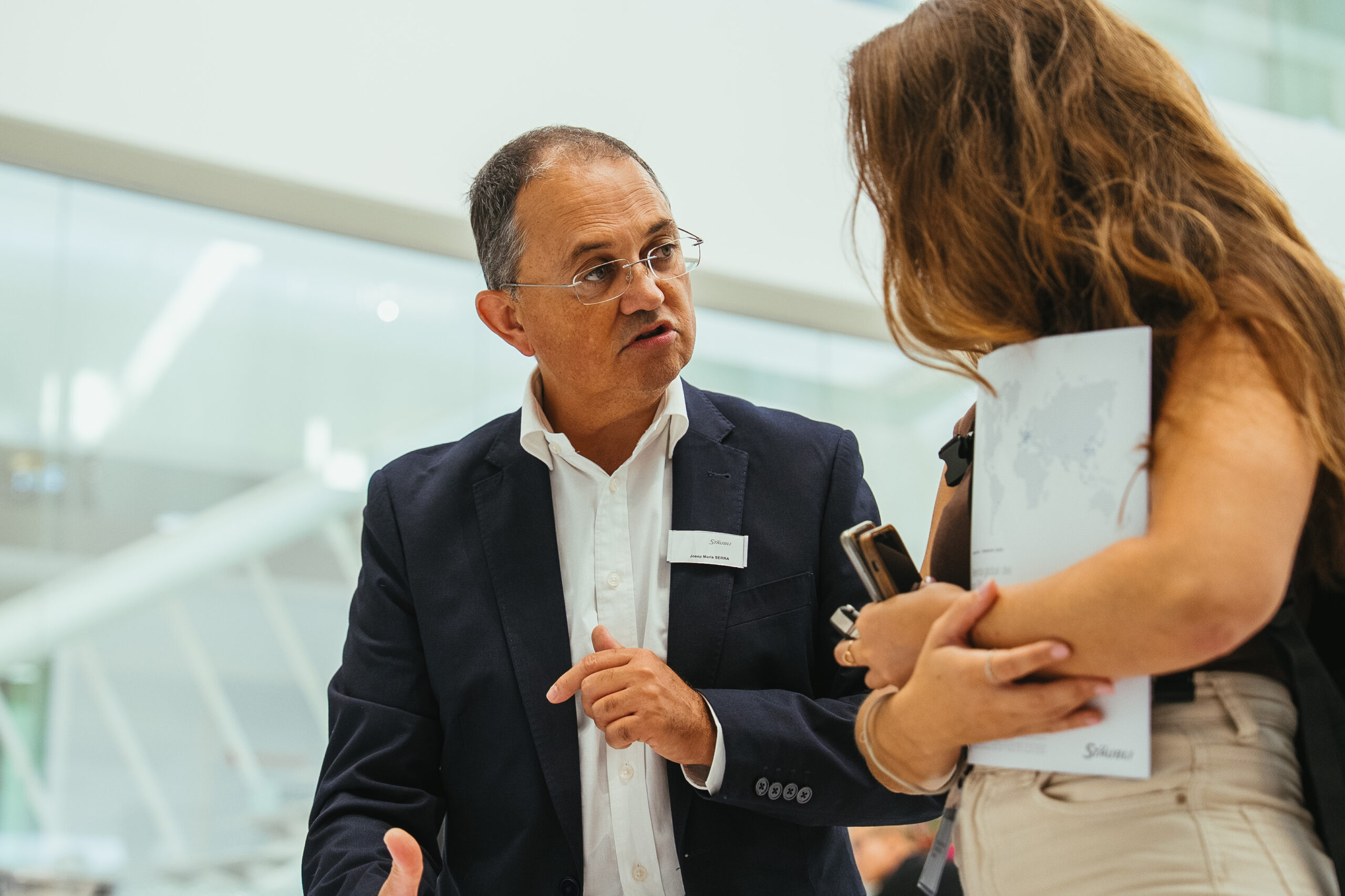 Especialista de Stäubli ofreciendo asesoramiento técnico sobre soluciones de automatización y robótica a una cliente.