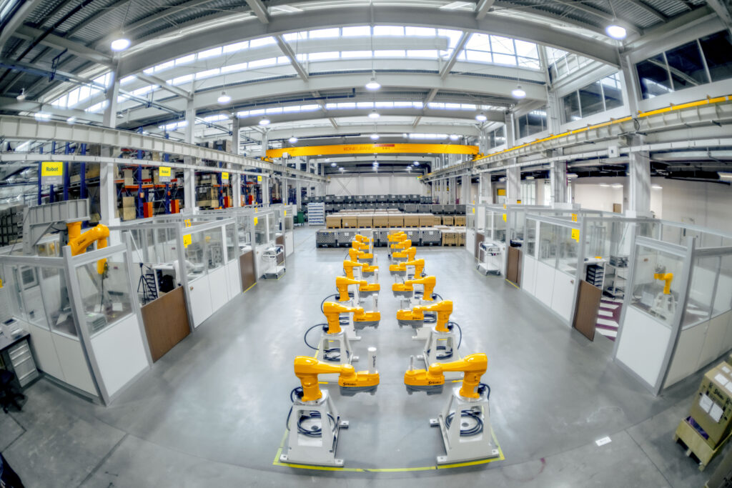 Vista interior de la planta de producción de Stäubli Robotics en China, mostrando la línea de ensamblaje de robots industriales de alta precisión.